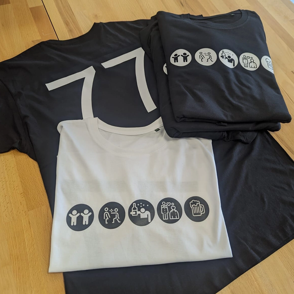 schwarze T-Shirts mit weßem Druck
