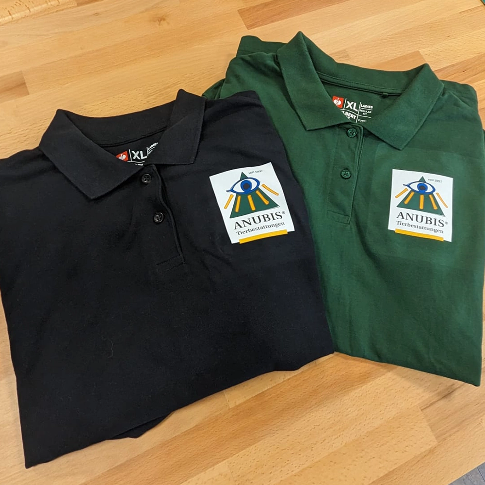 Schwarzes und grünes Polo mit Aufdruck