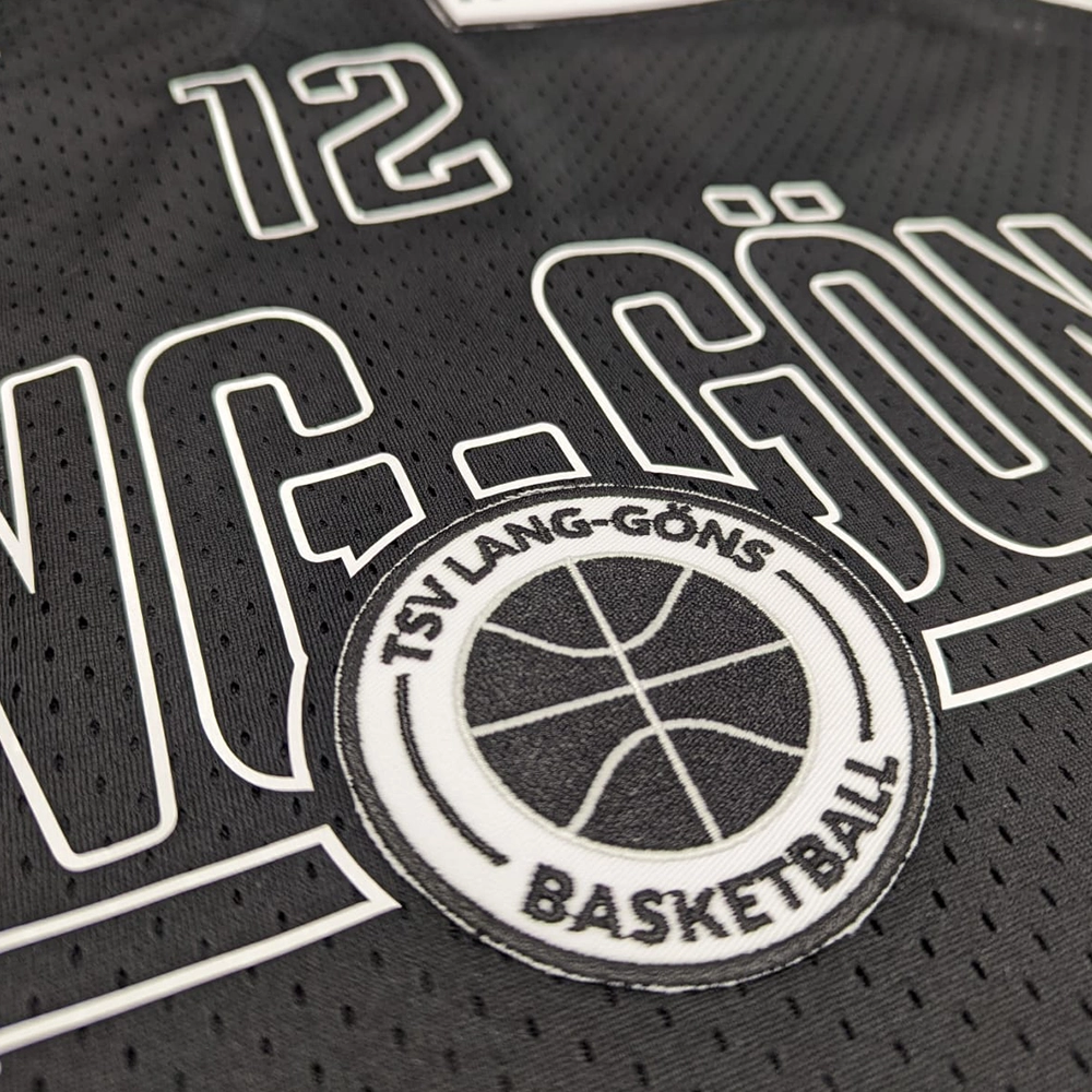 schwarzes Trikot mit Patch