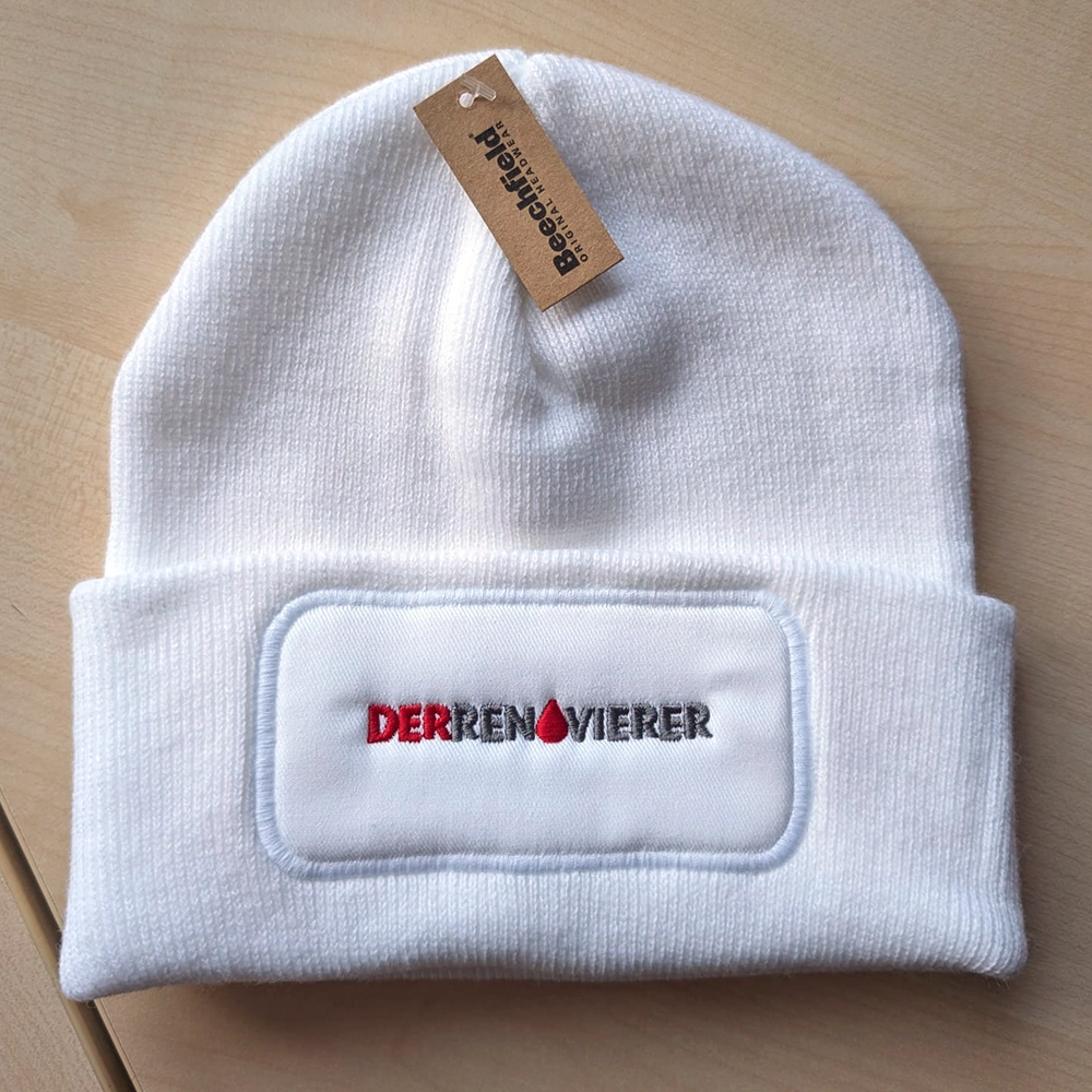 weiße Beanie mit Stick