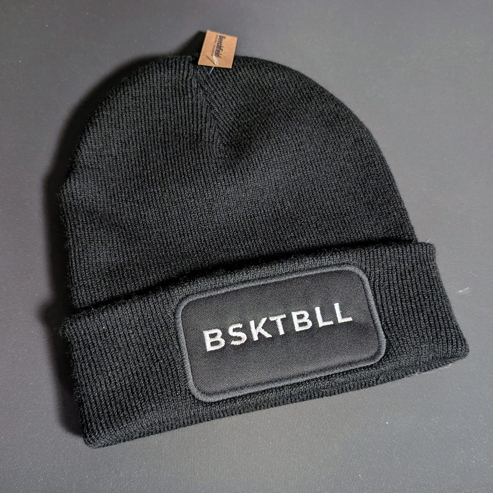 schwarze Beanie mit Stick